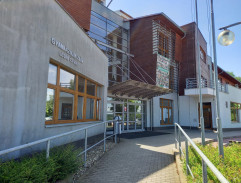 Adam si dává sraz před gymnáziem